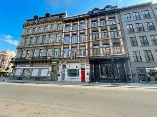 Centraal gelegen, gerenoveerd appartement nabij het EilandjeDit ruime en lichtrijke éénslaapkamerappartement is gelegen op de derde verdieping...