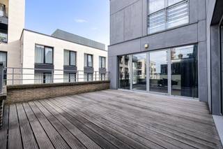 BRUSSEL-CENTRUM, wijk Martelarenplein – Op de 5e verdieping van een gebouw uit 2013 bevindt zich dit mooie appartement van 87 m², in goede algemene staat en met een prachtig terras van 25 m². Het appartement omvat een inkomhal, een leefruimte van 35 m², een uitgeruste keuken, een slaapkamer van 13 m², een douchekamer, een apart toilet en een wasruimte. Kelder nr. 61 inbegrepen. Maandelijkse lasten: € 235 voor de gemeenschappelijke kosten, verwarming en water, plus € 13 voor het reservefonds. Momenteel verhuurd voor € 1.045 per maand met een huurcontract van 9 jaar, ingegaan op 1 oktober 2020. Dubbele beglazing, collectieve gasverwarming met warmtekrachtkoppeling en videofoon. EPC: C+. Oppervlaktes ter indicatie.