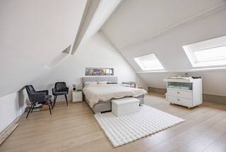 Bent U op zoek naar een ruim appartement op een centrale ligging in Knokke-Heist, waar comfort, praktische indeling en lage vaste kosten samenkomen? Dan is dit instapklare appartement in een kleinschalige residentie beslist een bezoek waard. Dankzij de doordachte indeling, drie volwaardige slaapkamers, een ruim terras en het privatieve gebruiksgenot van een stuk tuin biedt dit appartement een uitzonderlijke combinatie van ruimte en wooncomfort.<br /><br />Het appartement maakt deel uit van een residentie met slechts drie mede-eigenaars, waar er geen syndicus is aangesteld en u geniet van bijzonder lage gemeenschappelijke kosten. Bovendien werd het dak in 2024 volledig vernieuwd, waarbij nieuwe dakisolatie werd geplaatst en enkel het bestaande gebinte behouden bleef. In combinatie met de energiezuinige eigenschappen van het appartement vormt dit een belangrijke meerwaarde.<br /><br />De ligging is eveneens een absolute troef. U bevindt zich op wandelafstand van openbaar vervoer, winkels, scholen en andere dagelijkse voorzieningen. Ook parkeergelegenheid is ruim voorhanden in de directe omgeving. Appartementen met drie slaapkamers in deze prijsklasse en op deze locatie zijn bijzonder schaars, waardoor dit een interessante opportuniteit vormt, zowel voor eigen bewoning als investering.<br /><br />Indeling<br /><br />- Inkomhal,<br />- Ruime en lichtrijke leefruimte met gezellige zithoek,<br />- Volledig uitgeruste keuken voorzien van alle hedendaags comfort,<br />- Badkamer met douche, wastafel en toilet,<br />- Eerste ruime slaapkamer,<br />- Tweede slaapkamer,<br />- Masterbedroom,<br />- Ruim terras,<br />- Privatief gebruiksgenot van een stuk tuin op de gelijkvloerse verdieping,<br />- Private berging op dezelfde verdieping als het appartement,<br /><br />Bent U op zoek naar een ruim, energiezuinig appartement met lage vaste kosten en een uitstekende ligging in Knokke-Heist? Neem dan vandaag nog contact op met Maxim via 0477 06 03 30 of maxim@rhvastgoed.com voor meer informatie of een bezoek ter plaatse.