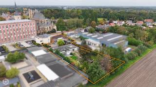 Gelegen in een aangename en goed bereikbare omgeving biedt dit veelzijdige eigendom een unieke combinatie van wonen en ondernemen. De ruime grond heeft achteraan een bestemming voor KMO en ambachtelijke bedrijven (+- 1900m²), waardoor ook professionele activiteiten en uitbreiding tot de mogelijkheden behoren.<br />De kangoeroewoning omvat twee volledig zelfstandige woonsten. Het rechtergedeelte beschikt over één slaapkamer, terwijl het linkergedeelte twee slaapkamers telt. Beide woningen zijn uitgerust met een ingerichte keuken, badkamer en een aangename tuin met kooivijver. De rechterwoning wordt elektrisch verwarmd, de linkerwoning op aardgas.<br />Achteraan bevindt zich een ruim commercieel gebouw met twee afzonderlijke huisnummers. Beide units beschikken over een keuken, badkamer en diverse bureauruimten en/of polyvalente ruimtes. Dankzij de bestemming KMO en ambachtelijke bedrijven biedt dit gebouw tal van mogelijkheden voor zelfstandigen, ondernemers of bedrijven die extra ruimte zoeken en eventueel verder willen uitbreiden.<br />Een bijzonder veelzijdig eigendom met een combinatie van wooncomfort, buitenruimte en professionele mogelijkheden. Ideaal voor wie wonen en werken wil combineren of op zoek is naar een interessante investering met verschillende gebruiksmogelijkheden.<br />Wenst u meer info of een bezichtiging, contacteer Bob Quirynen 0476/09 84 85 of neem een kijkje op onze website. Twee van de 4 units hebben energetische renovatie verplichting.