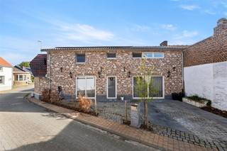 In Velm, een deelgemeente van Sint-Truiden, vinden we langs de Begijnenstraat ter hoogte van nummer 3 deze charmante woning terug. We bevinden ons...