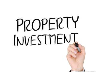 Op zoek naar een <strong>interessante belegging waarvan u desgewenst zelf kan genieten</strong>? Dan zijn de multi-eigendommen in de Residentie <strong>Laguna Beach </strong>misschien wel iets voor u!<br /><br /><strong>Actueel kan door de combinatie van meerdere multi-eigendommen een volledige jaarperiode worden aangeboden met een merkelijk hoger direct verhuurrendement in vergelijking met het verwerven van de volle eigendom van één vakantieappartement. </strong><br /><strong>Deze investering biedt u tevens de vrijheid en de mogelijkheid om zowel periodiek als op jaarbasis vlot te kunnen verhuren of zelf te gebruiken.</strong><br /><br />De residentie zelf biedt meerdere extra faciliteiten voor vakantiegangers: een privéstrand, twee overdekte zwembaden met douches & kleedkamers. Op wandelafstand van het Willemspark, de zeedijk, de duinen en het strand. De residentie is aangepast voor mindervaliden en heeft ook een conciërge ter plaatse. Fietsenstalling alsook meerdere gratis ter beschikking gestelde autostaanplaatsen. We kunnen u meerdere type appartementen/studio's aanbieden in verschillende periodes.<br /><br /><strong>Contacteer ons voor meer info en ontdek zelf de voordelen van dit alternatief op riskante beursbeleggingen.</strong><br /><br /><strong><u>Multi-eigendom is (in principe) een vakantieformule</u></strong> die u de mogelijkheid biedt het recht te kopen om een uitgeruste en gemeubelde verblijfplaats als vakantiewoning te gebruiken voor één of meerdere weken/maanden.<br />In dit geval gaat het om het recht om voor de rest van uw leven een appartement/studio te gebruiken in een toeristisch complex aan de Belgische kust gedurende een welbepaalde periode per jaar. Soms wordt er ook gesproken over “vakantieproducten van lange duur” of over “deeltijds gebruik van gebouwen”. U kan dit recht ook schenken, verkopen of laten vererven, net zoals bij een klassieke aankoop van vastgoed.<br /><br />Het aantrekkelijke aan de formule, die het midden houdt tussen eigendom en huur, is allereerst het financiële plaatje. Een vakantiewoning kopen is een forse investering en het gekochte goed moet permanent beheerd worden terwijl het soms maar een paar weken per jaar wordt gebruikt. Door een timeshare aan te kopen, krijgt u, mits betaling van een bepaald bedrag, het recht om elk jaar een woning te betrekken gedurende een welbepaalde periode, zonder dat u zelf volledig moet instaan voor het beheer of het onderhoud. <br /><br />De aankoopprijs varieert naargelang het seizoen, de duur, de bezettingscapaciteit, de ligging van de woonruimte, de uitrusting, de afwerking, de luxe,… Bij die aankoopprijs komen de bijkomende kosten: de beheers- en onderhoudskosten die elk jaar moeten worden betaald (ook als de woning niet wordt gebruikt), de vaste kosten (verzekeringen en taksen) en uw privatief verbruik van de nutsvoorzieningen (verwarming, elektriciteit en water).<br /><br /><span><strong>Tekoopstelling onder voorwaarden; Zie www.more.be, "bijlagen" en onder voorbehoud van beschikbaarheid.</strong></span><br />