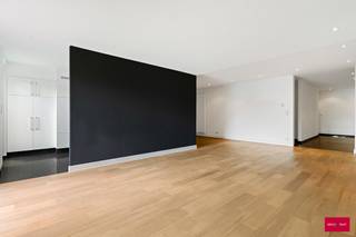 In de verzorgde residentie 'Baron du Four', gelegen ruim en stijlvol gelijkvloers appartement met mooi zuid georiënteerd terras. De royale...