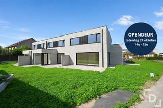 In de Briekestraat te Sint-Jan vinden we deze halfopen nieuwbouwwoning.De woning werd gebouwd op een toplocatie met het oog op maximaal leefcomfort en energiezuinigheid. Indeling:GLV: Inkomhal - lichtrijke leefruimte met open keuken - inpandige garage - technische ruimte - apart toiletV+1: Nachthal - 3 slaapkamers - badkamer voorzien van dubbele lavabo, ligbad en douche - bergruimte - apart toiletBuiten: Terras - tuin - autostaanplaatsExtra's:* E-peil: 30* Warmtepomp met vloerverwarming* Topligging, nabij de A19* Regenwaterput: 10.000 liter* De woning zal volledig afgewerkt verkocht worden* Mogelijkheid tot aankoop aan 6% BTWMaatregelenregister: in aanvraag