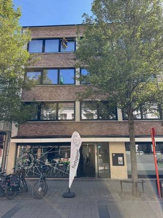 Dit ruim en stijlvol afgewerkt luxe appartement op de volledige derde verdieping van maar liefst 206 m² bevindt zich in een van de meest...