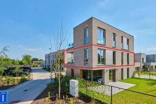<p><strong>ENERGIEZUINIG INSTAPKLAAR NIEUWBOUWAPPARTEMENT (verkoop onder registratierechten) VAN 90m² NABIJ CENTRUM.</strong></p><p>Dit instapklaar nieuwbouwappartement is gelegen aan de rand van het centrum van Peer en biedt verschillende troeven. Met een bewoonbare oppervlakte van 90m² en zeer veel lichtinval op een gunstige ligging is dit het ideale appartement. Zeer energiezuinig en voorzien van verschillende technieken (ventilatie, zonnepanelen, vloerverwarming,...) Zowel voor eigen bewoning als investering een perfect appartement. Momenteel verhuurd!</p><p>De indeling is als volgt:</p><p>Via de trap of lift in het gebouw komen we op de eerste verdieping die meteen toegang biedt tot het appartement via de gemeenschappelijke hal. Met een ruime inkom die toegang biedt tot elke ruimte komen we terecht in de lichtrijke leefruimte met open keuken. Zeer veel lichtinval dankzij de grote raampartijen. Het gezellige terras is aansluitend gelegen en geeft het mooi uitzicht. Het appartement is verder uitgerust met 2 slaapkamers, een ruime badkamer met inloopdouche en dubbele lavabo, een berging/wasplaats en een apart toilet.</p><p>Een bergruimte op de gelijkvloerse verdieping is aanwezig. Onder de gemeenschappelijke carport, bij het binnenrijden van het project, is 1 overdekte autostaanplaats alsook 1 niet overdekte staanplaats voorzien. Een fietsenstalling behoort ook bij het appartement en is inbegrepen in de prijs.</p><p>De verkoop geschiedt onder de verkooprechten, GEEN BTW! Eigendom momenteel verhuurd.<br /><br />Wij ontzorgen je ook voor de verkoop van je huidige woning! Voor meer uitleg helpen we je graag verder.</p><p>Voor meer info: 011 39 90 50 - info@jansenrealestate.be</p>