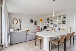 Deze penthouse op het 6e verdiep is gelegen in de stadskern van Kortrijk. Het beschikt over 2 slaapkamers en een riant terras met verzichten over Kortrijk.<br /><br />INDELING:<br />- lichtrijke leefruimte<br />- praktische keuken<br />- slaapkamer 1 die eerder ingericht kan worden als bureau<br />- slaapkamer 2 als master bedroom<br />- ensuite badkamer voorzien van ligbad en lavabomeubel<br />- praktische berging op het terras<br />- riant terras met prachtige verzichten over Kortrijk<br /><br />ALGEMEEN:<br />- garagebox kan optioneel bij gehuurd worden voor: €75/maand<br />- verwarmingskosten gemeenschappelijk: €75/maand<br />- karaktervol appartement<br />- kan gemeubeld of niet gemeubeld gehuurd worden<br />- prachtige verzichten over Kortrijk<br /><br />Interesse? Vraag zeker uw bezoek aan via www.dewaele.com