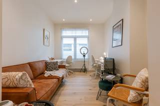 Een bezoekmoment aanvragen kan via onze website: https://vicusvastgoed.be/nl/te-huur .<br />Ga naar het respectievelijke pand en klik op ‘bezoek aanvragen’.<br />Na het invullen van ‘mijn huurprofiel’ koppelen wij spoedig terug.<br /><br />Niet bellen!<br />Mobiscore: 9,5/10<br /><br />Deze lichtrijke recent gerenoveerde woning is prachtig gelegen in een rustige omgeving vlakbij de Coupure en op wandelafstand van het historisch centrum. Alle nodige voorzieningen zoals winkels, horeca en recreatiemogelijkheden zijn binnen handbereik. Er is tevens een vlotte aansluiting met de kleine ring. Hier geniet u van zowel rust als van een uitstekende bereikbaarheid, kortom een toplocatie!<br /><br />Bij het betreden van de studio komt u terecht in een lichtrijke leefruimte. Aan de ene zijde bevindt zich de volledig uitgeruste open keuken, voorzien van alle nodige toestellen en ruimte voor een eetplaats. Aan de andere zijde is er een knus en functioneel zitgedeelte dat flexibel ingericht kan worden. De aparte, afsluitbare slaapkamer biedt voldoende rust en privacy en grenst aan een moderne badkamer met douche, wastafel en toilet. Verder is er nog een praktische berging met aansluiting voor een wasmachine en extra opbergruimte.<br /><br />HUURPRIJS: 895<br />Gemeenschappelijke kost: 15 euro voorschot.