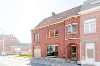 In het pittoreske Eslegem vinden we deze verrassend ruime woning terug met magazijn terug!