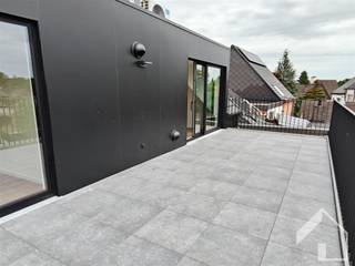 <p>Welkom bij dit modern dakappartement in Broechem! Dit aantrekkelijke woonproject biedt een perfect evenwicht tussen hedendaags comfort en praktische indeling.<br />Het appartement beschikt over 88 vierkante meter woonoppervlak bestaande uit:<br />- woonkamer met open keuken<br />- 2 slaapkamer<br />- badkamer<br />- apart toilet<br />- 2x berging<br />- 2 auto staanplaatsen<br />- gemeenschappelijke fietsenberging <br />- ruim terras<br />Algemene kosten: €50/m (voor elektriciteit gemeenschappelijke delen - onderhoud tuin gemeenschappelijk - ruime septische put...)<br />Bezichtiging uitsluitend op afspraak.</p>