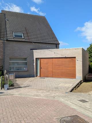 Deze instapklare goed onderhouden driegevelwoning (bouwjaar 2005), is uitstekend gelegen in een residentiële wijk in een rustige doodlopende straat in Eppegem. <br /><br />De woning is gunstig gelegen en vlot bereikbaar dankzij de nabijheid van de E19. Winkels, scholen en openbaar vervoer bevinden zich op wandelafstand, wat een extra troef is. <br /><br />De moderne woning met inpandige garage, heeft een EPC label B en een hoogwaardige afwerking.<br />Via de ruime inkomhal, voorzien van een gastentoilet, een slaapkamer/bureau en kleine badkamer met douche en lavabo, betreedt u de woning.<br /><br />De moderne leefruimte met zicht op een groot terras en de tuin, combineert een lichtrijke living en eetplaats. Er heerst een gezellige sfeer met parketvloer, gaskachel en veel natuurlijk lichtinval.<br /><br />Aansluitend bevindt zich de ruime hedendaagse keuken die grenst aan de garage met een praktische berging. <br /><br />De garage is uitgerust met een lavabo, aansluiting voor de wasmachine en herbergt ook de technische ruimte met condensatieketel, waterverzachter, elektriciteitskast, gasmeter en omvormer voor de zonnepanelen.<br />Onder de garage bevindt zich de kruipkelder. <br />De ruime oprit biedt bijkomende parkeermogelijkheden.<br />Vanuit de garage bereikt u via het zijterras de west-gerichte tuin en het hoofdterras. <br /><br />De woning wordt verwarmd met een condensatieketel, de benedenverdieping met vloerverwarming en de bovenverdieping met radiotoren. Bijna alle ramen zijn voorzien van automatische rolluiken en verluchtingsroosters. <br /><br />Op de eerste verdieping vindt u een ruime badkamer met ligbad, lavabo en toilet. Er zijn twee ruime slaapkamers en een berging aanwezig.<br /><br />Via een zoldertrap bereikt u de volledig geïsoleerde zolder die nog kan ingericht worden naar smaak. <br /><br />Extra troeven:<br />•EPC label B<br />•Kwalitatief hoge afwerkingsgraad<br />•Vloerverwarming op het gelijkvloers<br />•Zonnepanelen<br />•Condensatie ketel Viessmann <br />•Volledig omheind perceel (381 m²)<br />•Inpandige garage<br />•Geïsoleerde zolder<br />