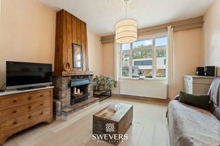 Voor meer info en foto’s, surf naar www.swevers.be– Charmant, licht en boordevol potentieel: deze halfopen bebouwing aan de Naamsesteenweg 256 in...