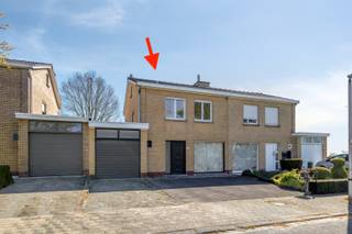 Een leuke thuis met 3 slaapkamers, garage en mooie tuin ...<br /><br />Bij het binnenrijden van de wijk merken we meteen het rustige karakter van deze aangename buurt op. Het pleintje voor de deur en de weides opzij zorgen ervoor dat het hier aangenaam toekomen is. We parkeren de wagen op de oprit en komen de woning binnen in de hal met apart toilet om verder te gaan naar de living. Deze is door de L-vorm gezellig en zeer lichtrijk. Van hieruit hebben we een zicht op de grote, oostgerichte tuin. <br />De praktische keuken sluit aan bij de leefruimte en is eveneens grenzend aan de tuin. Via de keuken kunnen we naar de garage die ruim genoeg is voor extra stockage, wasmachine,... Er is ook nog een extra douche in de garage. Vanuit de garage hebben we ook toegang tot de handige kelder.<br />De verdieping beschikt over 3 slaapkamers en een badkamer met lavabo, bad en toilet. De bergzolder is geïsoleerd.<br />De hele dag rond kan u in de tuin zalig genieten van de zon. Het tuinhuis biedt bergruimte voor tuinmateriaal en tuinmeubels. <br /><br />Centrale verwarming met recente HR-top condensatieketel (2023).<br />Blanco elektriciteitskeuring!<br /><br />Dit is een zeer aangename en degelijke, instapklare gezinswoning! Zeker het bezoeken waard!