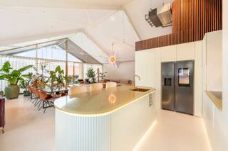 Unieke loft in een industrieel pakhuis, vlakbij het Eilandje! Dorp in de Stad is een privaat loften-complex bestaande uit drie gebouwen, opgebouwd achter en naast elkaar, gescheiden door binnenplaatsen en onderling verbonden door overbouwde doorgangen. De oude pakhuissite werd opgebouwd laat 20ste eeuw en wordt gekenmerkt door het rood baksteenmetselwerk in kruisverband en de kasseien binnenplaatsen. <br />De loft beschikt over een riante woonruimte. De bakstenen muur en originele stalen windverbanden karakteriseren de historische loft-vibe. Hoge plafonds en grote raampartijen geven extra dimensie. De verplaatsbare haard (ethanol) zorgt voor een dynamische indeling. Aanpalend aan de woonruimte een terras met panoramisch zicht om de oude stad. Ideaal om te genieten van de avondzon. <br />Luxueuze, open keuken afgewerkt met composiet en voorzien van alle comfort o.a. steamer, aqualex, grote koeling...<br />Ruime master met ingemaakt kastenwerk in walnootfineer. Ensuite badkamer met wastafel, toilet en ruime inloopdouch. De dressing is uitgevoerd in gelakte palisander. <br />Bijkomend beschikt de loft over een tweede slaapkamer op de mezzanine-verdieping en een extra douchekamer. <br /><br />Kortom een karaktervolle loft met een unieke én zeer hoogwaardige afwerking te midden van de Stad.