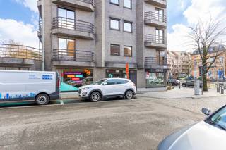 Vous recherchez un investissement immobilier intéressant ? Alors découvrez cet immeuble de placement situé à Capucienenstraat 17 à Hasselt. Il s'agit d'un immeuble de bureaux ou commercial situé au rez-de-chaussée qui est loué depuis longtemps et génère 1656,22€ de revenus locatifs chaque mois. Le bâtiment est situé dans le centre-ville de Hasselt et bénéficie d'une bonne visibilité à proximité du petit périphérique.L'immeuble de placement a été construit en 1980 et possède un score EPC avec un label C. La propriété dispose d'un chauffage électrique et de compteurs électriques séparés. La surface utile selon l'EPC est de 121 m². De plus, tout est autorisé et les documents pertinents sont disponibles sur notre site Web.Les avantages de cet immeuble de placement sont sa situation centrale à Hasselt, sa bonne visibilité, ses locations à long terme, ses compteurs électriques séparés et ses revenus locatifs mensuels de 1656,22€.Intéressé ? Alors contactez-nous rapidement pour plus d'informations ou pour voir ce bon investissement.Les documents pertinents sont également disponibles sur notre site Web www.dewaele.com