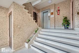 Bent u op zoek naar een opbrengsteigendom of wenst u te wonen in de nabijheid van het centrum, dan is dit appartement beslist iets voor u. Het appartement biedt u een inkomhal, een ruime living met toegang tot een klein inpandig terras, een grote keuken, een slaapkamer, een badkamer met lavabo en douche, een apart toilet en een berging. Een extra troef is de privatieve garage, ideaal voor wie belang hecht aan parkeergelegenheid of extra opslagruimte. De ramen zijn voorzien van dubbele beglazing. Centrale verwarming op aardgas. Elektriciteit is conform. Mogelijkheid tot het aankopen van een garage aan 15.000 euro. Het appartement is momenteel verhuurd. Dankzij de centrale ligging bevinden winkels, scholen, het Romain de Vidtspark, het Waasland Shopping center en het openbaar vervoer zich op wandelafstand. Goede verbinding naar E17 en N16.