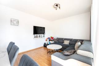 <p>Dit gelijkvloerse hoekappartement is gelegen in een goed onderhouden gebouw, rustig en afgezonderd van de straat. Het appartementsgebouw bevindt zich op een eigen terrein met een aangename gemeenschappelijke tuin.<br />Het appartement beschikt over twee slaapkamers en een praktische indeling. Het is goed onderhouden, maar is op bepaalde punten aan vernieuwing toe. Momenteel is het appartement verhuurd.<br />De residentie wordt goed beheerd en onderhouden. Een bijkomend voordeel is dat zowel de verwarming als het warm water inbegrepen zijn in de gemeenschappelijke kosten.<br />Bij het appartement hoort een privatieve staanplaats, die verplicht mee aan te kopen is voor €15.000.<br />Een interessante opportuniteit voor wie op zoek is naar een rustig gelegen appartement met twee slaapkamers, een groene omgeving en mogelijkheden om het naar eigen smaak te vernieuwen, of voor investeerders die op zoek zijn naar een verhuurd pand.<br />Troeven:<br />- Gelijkvloers hoekappartement<br />- Twee slaapkamers<br />- Rustig gelegen op een afgezonderd eigen terrein<br />- Gemeenschappelijke tuin<br />- Goed onderhouden en beheerde residentie<br />- Rustige en groene woonomgeving<br />Neem snel contact op voor meer informatie of een bezoek ter plaatse.<br />📞 +32 489 55 79 90<br />📧 immo@fidimco.be</p>