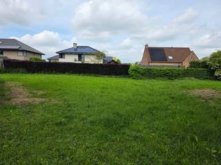 Bouwgrond 723m² Lochristi, dicht bij centrum<br /><br />Geen bouwverplichting.<br /><br />Deze unieke grond, gelegen in een doodlopende straat, ligt dicht bij het centrum, en heeft een vlotte toegang tot de E17, maar ver genoeg om geen lawaaihinder te hebben.<br /><br />De handige vorm zorgt ervoor dat je maximaal kan genieten van de tuin en dit vanuit verschillende ruimtes. Hierdoor kan je een heel open licht huis bouwen. Natuurlijk is er geen bouwverplichting.<br /><br />Voor meer informatie, mail naar grond.lochristi@immo-transfer.be<br /><br />Kadastrale gegevens = C82/z - 24 - 123/2<br /><br /><br />Richtprijs. Compromis ondertekenen bij notaris.