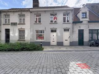 This charming home in Bruges features two bedrooms and a comfortable bathroom with a double sink and shower. The property offers an open kitchen and a bright living area. Adjacent to the kitchen is a practical storage room. Additionally, there is a spacious courtyard.<br /><br />The home is ideally located, close to the city center, schools, public transport, and major roads.<br /><br />Combining comfort with an excellent location, this property provides a pleasant and practical living space in the heart of Bruges.
