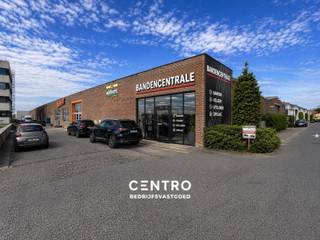 Zoekt u de ideale zichtlocatie in Poperinge voor uw B2B-winkel of ambachtelijke activiteit, bvb een schrijnwerker, keukenbouwer, bandencentrale, auto-onderhoud, verhuur van machines of voertuigen, bouwmaterialenhandel, sanitair/tegels/hout, groothandel met afhaalpunt, distributiecentrum, afhaalpunt, ... ? <br /><br /><u><strong>Benaderende bruto-AFMETINGEN: </strong></u><br />Commerciële en werkruimte: 600 m²<br />Gemeenschappelijke parkeergelegenheid<br /><br /><u><strong>AFWERKING:</strong></u><br />- Gemetste constructie met betonnen overspanning <br />- Geïsoleerd dak met lichtstraten en zonnepanelen<br />- Betonvloer<br />- Manuele poort h: 2,80m x b: 3,00m aan straatzijde (mogelijkheid om glazen wand met inkomdeur te maken en/of opening te vergoten, gevel aan te passen aan uw merk-identiteit)<br />- Automatische sectionaalpoort met afstandsbediening (h: 4,30m - b: 4,80m) op de zijkant<br />- Verlichting<br />- Geïntegreerde unit die opengemaakt kan worden (houten wanden)<br />- Sanitair: toilet<br />- Vrije hoogte 4,65 tot 5,10m<br />- Mogelijkheid om uw bedrijf extra zichtbaarheid te geven op de 18m hoge toren aan de Europalaan<br /><br /><u><strong>NUTSVOORZIENINGEN:</strong></u><br />Elektriciteit (3x400V - 40A, drijfkracht) en water met tussenteller - zonnepanelen - Proximus/Belgacom - gemeenschappelijke snelladers (10) en traagladers (2) gelegen aan de unit (Smappee).<br /><br /><strong><u>BESTEMMINGSMOGELIJKHEDEN</u></strong>:<br />Deze zone is bestemd voor ambachtelijke bedrijvigheid, kantoorachtigen, opleidings-centra, of research afdelingen, luidruchtige indoor recreatie, B2B-handel, opslag, overslag, en bedrijven ondersteunende activiteiten.<br /><br /><u><strong>LIGGING:</strong></u><br />Poort tot Poperinge, RING, KMO-park met optimale zichtbaarheid vanaf de ring !<br /><br /><u>* Bijzonderheden:</u><br />- Foto 1 &amp; 2 zijn renders .<br />- Onmiddellijk beschikbaar.<br />- Geen gemene kosten !<br />- Vermelde prijzen zijn excl. onroerende voorheffing , elektriciteit en BTW.<br />- Onze referentie op <strong>www.centro.be</strong>: <strong>P0499-b</strong> of contacteer ons op <strong>050 70 01 02</strong>.