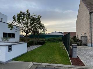 Deze bouwgrond in Ooigem (Wielsbeke) is heel gunstig gelegen. Je woont er in de buurt van winkels, scholen en openbaar vervoer. Bovendien geniet je van een vlotte verbinding met de belangrijke invalswegen. De grootte van de villapercelen en de ruime voorschriften bieden je tal van mogelijkheden. Hier bouwen wij jouw nieuwe, energiezuinige woning volledig op maat, tegen een vaste prijs. Contacteer ons en ontdek alle mogelijkheden.