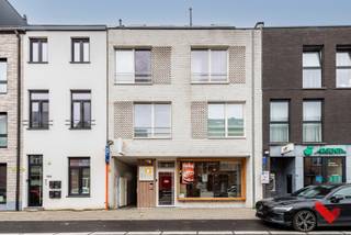 <p>Dit strategisch gelegen pand, momenteel verhuurd als een horecazaak, biedt een unieke kans voor investeerders die op zoek zijn naar stabiele inkomsten en groeipotentieel.<br />- Betrouwbare huuropbrengst: Een langlopende huurovereenkomst met een solide huurder garandeert u regelmatige inkomsten.<br />- Toplocatie: Gelegen in een buurt met veel passage, uitstekende zichtbaarheid en gemakkelijke bereikbaarheid via het openbaar vervoer.<br />- Omgeving: Vlak bij het station van Heverlee, wat zorgt voor een constante stroom van potentiële klanten.De combinatie van een toplocatie,<br /><br />gegarandeerde huuropbrengsten en een sterke meerwaarde op termijn maakt dit pand tot een absolute meerwaarde voor uw investeringsportefeuille.</p>