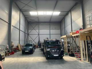 Op een invalsweg te Hooglede bevindt zich deze loods te huur van ca. 240 m².<br /><br />Specificaties:<br />- geautomatiseerde sectionaalpoort(4,5mB x 5mH)<br />- drijfkracht - 63Amp<br />- lichtstraat<br />- vrije hoogte van 11m<br /><br />Parkeerplaatsen kunnen extra bijgehuurd worden. <br /><br />Gelegen langs drukke invalsweg richting Roeselare - Staden. <br /><br />Onroerende voorheffing en gemeenschappelijke kosten ten laste van de huurder.<br /><br />Bent u op zoek naar bedrijfsvastgoed bestaande uit een loods te huur in Hooglede? Aarzel dan niet om ons te contacteren op het nummer 051 21 22 23.