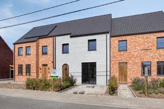 <span><span><strong>MONO</strong><br />Residentieel wonen in het rustige Bovekerke (op de kruising van Kortemark, Diksmuide en Koekelare) op een groot perceel met west-oriëntatie.<br /><br /><strong>MONO is een kleinschalig en uiterst energiezuinig nieuwbouwproject</strong> bestaande uit 3 gekoppelde woningen in pastoriestijl gelegen langs de Noordstraat en één moderne villa gelegen langs Moscou. Alle woningen worden opgeleverd met 3 ruime slaapkamers (mogelijkheid tot het inrichten van een vierde slaapkamer bij de gekoppelde woningen), parkeergelegenheid en mogelijkheid tot het plaatsen van een carport. <br /><br /><strong>Comfort, energiezuinigheid, kwaliteit en een unieke ligging </strong>zijn de eigenschappen van deze kleinschalige realisatie.<br /><br />Tijdens de ontwerpfase werd veel aandacht geschonken aan enerzijds de energiezuinigheid en anderzijds het wooncomfort van de bewoners:</span></span>
<ul>
	<li><strong><span><span>Praktische indeling;</span></span></strong></li>
	<li><strong><span><span>veel lichtinval;</span></span></strong></li>
	<li><strong><span><span>smart air systeem, zowel verwarming als koeling (airco);</span></span></strong></li>
	<li><strong><span><span>warmtepomp met zonnepanelen; </span></span></strong></li>
	<li><strong><span><span>…</span></span></strong></li>
</ul>
<span><span>Op deze manier is het zowel binnen als buiten aangenaam vertoeven.<br /><br /><u><strong>Indeling:</strong></u> Op het gelijkvloers bevinden zich de mooie inkomhal met gastentoilet en de grote leefruimte met open keuken gekoppeld aan een erg ruime keukenberging. Op de eerste verdieping beschikt de woning over 3 zeer ruime slaapkamers, een badkamer (inloopdouche, dubbele lavabo en mogelijkheid tot het plaatsen van een ligbad) en afzonderlijk toilet op de gang. De woning biedt de mogelijkheid om een vaste trap te plaatsen naar de tweede verdieping, waar u tevens een extra slaapkamer of hobbykamer kan inrichten.<br /><br />Een carport zal vergund worden en kan op vraag gerealiseerd worden bij de halfopen bebouwingen, de gesloten woning beschikt over een parkeerplaats voor de woning.<br /><br /><strong>Woning:</strong> Gerealiseerd op een ruim perceel van <strong>533,12m² </strong>en maar liefst ca. 160 m<sup>2</sup> aan bewoonbare oppervlakte (excl. zolder).<br /><br /><strong>Wat maakt MONO uniek:</strong></span></span>

<ul>
	<li><span><span>Energiezuinig project (smart air systeem met warmtepomp (l/l), zonnepanelen per woning,…);</span></span></li>
	<li><span><span>kleinschalig project;</span></span></li>
	<li><span><span>rustige ligging;</span></span></li>
	<li><span><span>kwalitatieve architectuur en materiaalkeuze;</span></span></li>
	<li><span><span>...</span></span></li>
</ul>
<span><span><strong>Bent u op zoek naar een unieke nieuwbouwwoning in landelijke stijl of een moderne alleenstaande villa? Plan dan snel uw afspraak! Contacteer ons op het nummer 051 50 11 51 of via diksmuide@diksimmo.be.</strong></span></span>