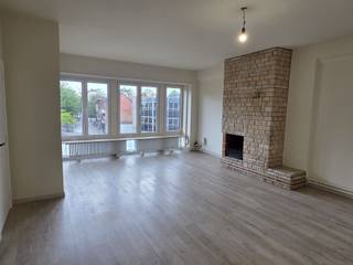 <p><span>VOLLEDIG GERENOVEERD, KWALITATIEF EN LUMINEUS APPARTEMENT 92M² MET 2 SLAAPKAMERS EN GROOT TERRAS 17M²</span></p><p><span>2de verdieping met lift - ligging in een kleinschalige residentie in centrum met zicht op plein met vlotte bereikbaarheid via A12, N16, N17 en E19</span></p><p><span> </span></p><p><span>Hal met individuele berging / inkomhal / wc / living met eetplaats (30m²) / ruime ingerichte keuken (9m²) / nachthal / 2 slaapkamers (14m²; 4,2 x 2,5m) met toegang tot groot terras 17m² (met berging) / badkamer met wastafel en douche / berging met stookplaats.</span></p><p><span> </span></p><p><span>Individuele kelderberging (3,6 x 1,5m).</span></p><p><span> </span></p><p><span>Appartement is voorzien van CV op gas, een warmtepomp lucht-lucht (airco) in de hoofdslaapkamer, 8 zonnepanelen, een thuisbatterij (5Kwh) en rolluiken aan ramen achterzijde gebouw.</span></p><p><span> </span></p><p><span>Lasten: € 15 / maand.</span></p><p><span> </span></p><p><span>Appartement is bewoonbaar door maximaal 3 personen.</span></p><p><span> </span></p><p><span> </span></p>