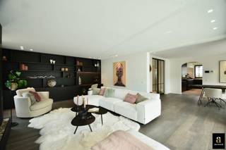 Alleenstaande villa rustig gelegen in een oase van groen in een doodlopende straat vlakbij de Kalfsmolen en de Graaf Jansdijk. Indeling: inkomhal...