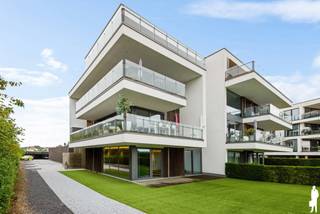 <p><strong>Stijlvol appartement met terras en 2 autostaanplaatsen inbegrepen in de prijs<br /><br /></strong>In de prestigieuze residentie <strong>‘De Kade’</strong>, op een unieke locatie aan de oevers van de Rupel, bevindt zich dit stijlvol en bijzonder verzorgd appartement met een bewoonbare oppervlakte van <strong>109 m²</strong>. De combinatie van tijdloze architectuur, een hoogwaardige afwerking en een uitzonderlijke ligging aan het water maakt dit tot een bijzonder aangename woonplek in Rumst.<br /><br />Bij het betreden van de residentie valt meteen de ruime en lichtrijke inkomhal op. Grote glaspartijen zorgen voor een open karakter en bieden zicht op het gemeenschappelijke wellnessgedeelte met <strong>binnenzwembad en zuidgerichte tuin</strong>. Het volledige domein is bovendien omheind en beveiligd en uitsluitend toegankelijk voor bewoners en hun bezoekers.<br /><br />Ook in het appartement zelf staat licht, ruimte en comfort centraal. De inkomhal beschikt over een praktische ingemaakte vestiairekast en geeft toegang tot de leefruimte. Hier vormen de gezellige zithoek met Faber Bio haard, de eetplaats en de moderne open keuken één mooi geheel. Grote raampartijen zorgen voor veel natuurlijk licht en creëren een directe verbinding met het <strong>ruime, deels overdekte terras van 19 m² met zicht op het water</strong>.<br /><br />De keuken werd stijlvol afgewerkt met een composieten werkblad en spatwand en is uitgerust met kwalitatieve ingebouwde toestellen.<br /><br />Verder beschikt het appartement over <strong>twee volwaardige slaapkamers</strong>, beide voorzien van ingemaakte kasten. De badkamer is ingericht met een ruime inloopdouche en lavabomeubel. Daarnaast is er een afzonderlijk gastentoilet en een praktische berging met aansluitingen voor wasmachine en droogkast en extra opbergruimte.<br /><br />Een absolute troef van residentie De Kade is het <strong>gemeenschappelijke binnenzwembad</strong>, waar bewoners in alle rust kunnen ontspannen met zicht op de fraai aangelegde, zuidgerichte tuin. Daarnaast is er ook een <strong>rechtstreekse toegang naar het jaagpad</strong> voor wandel- of fietstochten.<br /><br />Tot slot beschikt het gebouw over een gemeenschappelijke fietsenberging en bezoekersparking. Bij het appartement horen bovendien <strong>twee privatieve autostaanplaatsen + berging, die reeds inbegrepen zijn in de verkoopprijs</strong>.<br /><br />Een stijlvol en instapklaar appartement met <strong>109 m² woonoppervlakte en 19 m² terras</strong>, voor wie comfortabel wil wonen op een bijzondere locatie aan het water en tegelijk een vlotte verbinding met de E19 en A12 weet te waarderen.<br /><br /><strong>Troeven:<br /></strong>- 109 m² bewoonbare oppervlakte<br />- Terras van 19 m² met waterzicht<br />- Twee privatieve autostaanplaatsen inbegrepen in de prijs<br />- Prestigieuze residentie ‘De Kade’<br />- Unieke ligging aan de Rupel<br />- Lichtrijke leefruimte met Faber Bio haard<br />- Moderne open keuken<br />- Twee slaapkamers met ingemaakte kasten<br />- Gemeenschappelijk binnenzwembad<br />- Zuidgerichte gemeenschappelijke tuin<br />- Lift aanwezig<br />- Gemeenschappelijke fietsenberging<br />- Bezoekersparking<br />- Rechtstreekse toegang naar het jaagpad<br />- EPC-label A</p>