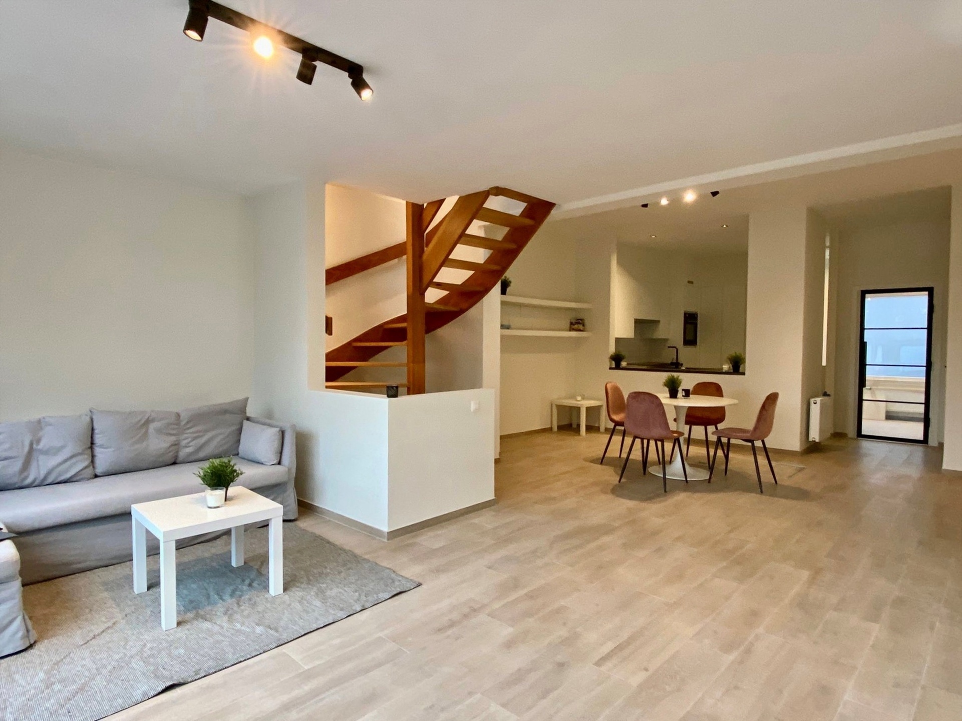 Ruime pal in het centrum gelegen woning met 4 slk, tuin en zonnepanelen! - foto 1