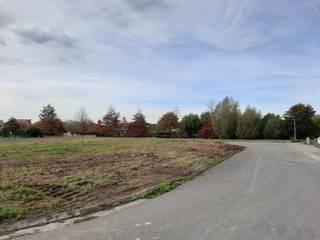 Dit villaperceel in Roeselare vind je nabij het centrum van Beveren. Je woont er in de buurt van winkels, scholen en openbaar vervoer. De grootte van het perceel en de ruime stedenbouwkundige voorschriften (1 of 2 bouwlagen, vlak of hellend dak) bieden je tal van mogelijkheden. We bouwen hier jouw woning, volledig op maat, tegen een vaste prijs. Contacteer ons en ontdek alle mogelijkheden. Een kijkje nemen? Je vindt de ingang van de verkaveling ter hoogte van Onledemeersstraat 24.