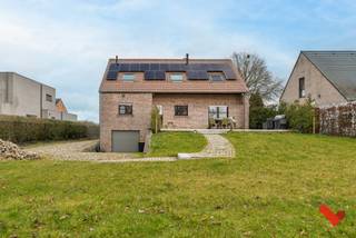 Deze vrijstaande woning in Hoeleden biedt een zee van ruimte, zowel binnen als buiten, en is ideaal voor wie op zoek is naar een rustige,...