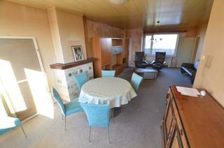 Goed gelegen dak appartement (4de verdieping) met twee mooie grote zonneterrassen in een rustige buurt. <br /><br />Indeling:<br /><br />Woonkamer, ingerichte keuken, 2 ruime slaapkamers, badkamer met toilet, bergkast, 2 grote zonneterrassen (65m²), privatieve berging op gelijkvloers. <br /><br />- Dubbele beglazing PVC<br />- Gemeenschappelijke fietsenberging<br />- Kleine residentie.