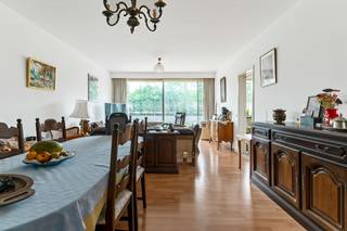 <p>O P T I E<br /><br />Interesse in dit appartement? Bekijk de virtuele toer en maak via Livitas.be ONLINE je afspraak.<br />Het appartement is momenteel VERHUURD.<br />Bij het betreden van dit appartement komt men binnen in een inkomhal, uitgerust met ingebouwde kasten die zorgen voor praktische opbergruimte. Vanuit deze centrale hal zijn alle vertrekken in het appartement vlot toegankelijk.<br />De leefruimte is bijzonder royaal, met een oppervlakte van maar liefst 38 m². Dankzij de grote raampartijen geniet u hier van overvloedige natuurlijke lichtinval en een aangename sfeer. De aangrenzende keuken sluit perfect aan bij de open leefruimte.<br />Het appartement beschikt verder over twee volwaardige slaapkamers en een badkamer met wasmeubel en douchebak. Het terras vormt een aangename buitenruimte waar het heerlijk vertoeven is. Verder is er een privatieve kelder, ideaal voor bijkomende opslag.<br />Gelegen in een groene en rustige omgeving, met parken, het ziekenhuis en openbaar vervoer op wandelafstand.<br />Een garagestaanplaats is inclusief de prijs.<br />Wees er snel bij en maak vandaag nog ONLINE je afspraak via Livitas.be</p>