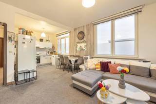 <p>Hierbij tonen wij u graag dit volledig vergund opbrensteigendom bestaande uit 3 appartementen op een interessante verhuurlocatie in Deurne. Op heden zijn de 3 appartementen verhuurd voor 2358,88 € per maand (816,62 - 771,13 en 771,13 €) aan stabiele huurders. De appartementen hebben allemaal 2 slaapkamers en zijn in degelijke staat. </p><p>De meters zijn allen individueel en elk appartement heeft zijn eigen gasketel.</p><p>Indeling:</p><p>Gelijkvloers (EPC D) vinden we in de inkomhal een praktische berging voor fietsen en kinderwagens. Het appartement beneden heeft 2 slaapkamers en een woonkamer met half-open keuken. Er is een badkamer met douche, lavabo en toilet en een aparte wasruimte.</p><p>Op de eerste verdieping (EPC C) treffen we een appartement met opnieuw 2 slaapkamers. Hier is er in de badkamer een bad voorzien en is de keuken op heden nog apart van de woonruimte.</p><p>Op de tweede verdieping (EPC F) werd in het appartement de muur tussen keuken en leefruimte weggenomen. Ook hier vinden we 2 slaapkamers, badkamer met douche en aparte wasberging terug.</p><p>Interesse?</p><p>Zoekt u een interessante investering op een perfecte locatie om te verhuren? Contacteer ons snel via 03/459.89.59 of info@immovivo.be	</p><p></p>