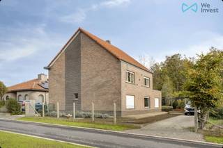 Deze ruime woning gelegen in een rustig woongebied met landelijk karakter biedt een doordachte indeling en tal van mogelijkheden. Op het...