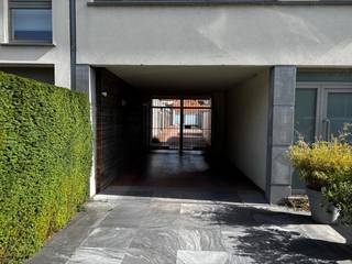 Bent u op zoek naar een ruime garagebox in Oostende voor uw wagen, extra bergruimte of als interessante investering? Dan zijn deze garageboxen in Mariakerke zeker het bekijken waard. Ideaal voor wie extra opslagruimte zoekt, zijn wagen veilig wil stallen of op zoek is naar een interessante investering. Wacht niet langer en ontdek zelf de mogelijkheden. Neem vandaag nog contact met ons op voor meer informatie of plan meteen een bezoek.