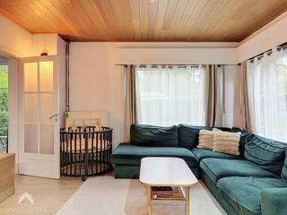 <p>Ruime en lichtrijke halfopen woning, gelegen in een rustige doodlopende straat in Sint-Amandsberg. Met een uitstekende Mobiscore van 9,3/10 geniet deze woning bovendien van een bijzonder gunstige ligging. Via de inkomhal met vestiaire bereikt u de ruime leefruimte met grote raampartijen en veel natuurlijke lichtinval. De zeer ruime keuken biedt plaats voor een eetruimte en sluit aan op een praktische berging. Verder bevinden zich op het gelijkvloers een badkamer, apart toilet en een kleine zolderruimte. Op de eerste verdieping bevinden zich 3 slaapkamers en een apart toilet met lavabo. De tweede verdieping vormt een veelzijdige extra woonlaag met een aparte bureauruimte, een vierde slaapkamer en een kleine zolderruimte. De ruime, zonnige tuin beschikt over 2 terrassen en biedt volop ruimte om te ontspannen of gezellig buiten te vertoeven. Verder zijn er een garage en een afzonderlijk fietskot.</p>
<p>Extra troeven:</p>
<ul>
<li>Gunstig EPC</li>
<li>Voorzien van 13 zonnepanelen en batterij</li>
<li>Airconditioning</li>
<li>Regenwaterput van 10.000 liter</li>
<li>Waterontharder</li>
<li>Recente gasketel</li>
<li>Ruime zonnige tuin</li>
<li>2 terrassen</li>
<li>Garage en afzonderlijk fietskot</li>
<li>Rustige ligging nabij Rozebroeken</li>
</ul>
<br /><strong>Richtprijs: 545.000 euro</strong>
<p>Deze woning is te koop ZONDER makelaar via het concept van Smart Houses! Wenst u verdere inlichtingen of een bezoek? Contacteer rechtstreeks de eigenaar via +32497657302</p>