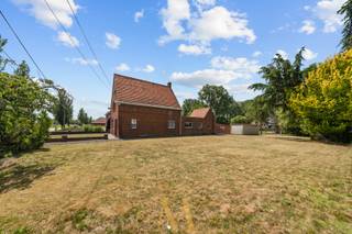 Te renoveren alleenstaande woning met bouwgrond op toplocatie in Anzegem.Op een uitstekende ligging tussen het centrum van Anzegem en de E17 vindt u...