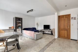 Op een boogscheut van het centrum van Kapellen, in een rustige straat, vinden we deze verassend ruime woning terug met veel potentieel. We betreden...