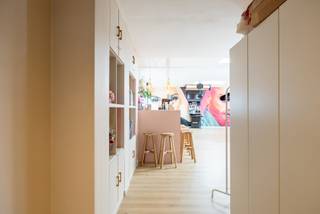 Op een uitstekende locatie in Lier vind je dit veelzijdige handelspand met achterliggende woonst, de perfecte combinatie van wonen en werken onder één dak.
De commerciële ruimte vooraan geniet van een mooie visibiliteit en biedt tal van mogelijkheden. Dankzij de praktische en open indeling kan je deze volledig afstemmen op jouw activiteit.
Achteraan ontdek je een gezellige en lichtrijke woonst met een aangename leefruimte en comfortabele slaapkamer.
De absolute troef? Het ruime, zonnige terras waar je in alle privacy kan ontspannen.
Indeling:
Handelsruimte
Gezellige woonruimte
1 slaapkamer
Badkamer
Groot terras
Troeven:
Ideale combinatie van professioneel en privé
Centrale ligging met vlotte bereikbaarheid
Instapklaar met tal van mogelijkheden
Uniek groot terras
Een buitenkans voor ondernemers, zelfstandigen of investeerders die op zoek zijn naar een pand met karakter en potentieel.