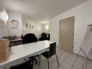 Immo Pické biedt U deze gunstig gelegen kantoorruimte aan in de onmiddellijke omgeving van openbaar vervoer, scholen en de...