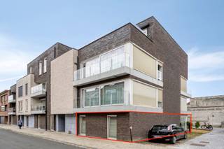 Voor meer info of om een bezoek in te plannen, neem contact op via 016199345 of via pieter.maes@homixx.be.<br /><br />Bent u op zoek naar een gelijkvloers appartement met twee slaapkamers op een centrale ligging in Duffel? Dan is dit appartement exact wat u zoekt! Enkele van de vele troeven: <br />- Uitstekend E-peil (E27);<br />- Mooi terras van 41 m², alsook een ruime bewoonbare oppervlakte van maar liefst 100 m²;<br />- Gelegen vlakbij het centrum van Duffel + vlotte verbinding naar Lier/Mechelen;<br />- Conforme elektriciteit;<br />- Ondergrondse staanplaats (inbegrepen in de vraagprijs);<br />- ...<br /><br />INDELING: <br />Inkomhal, apart toilet, ruime, lichtrijke woonkamer met open keuken - voorzien van alle merktoestellen - berging/wasplaats, badkamer met inloopdouche, bad en lavabo, en twee ruime slaapkamers. Via het schuifraam in de leefruimte heeft u toegang tot het gezellige terras. Verder is er nog een kelderberging voor extra opslagruimte en een ondergrondse staanplaats. <br /><br />Kan u niet wachten om dit appartement te bezoeken? Plan dan snel uw bezoek in via 016199345 of via pieter.maes@homixx.be.
