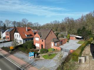 <p><span>Prachtige woning in Tessenderlo met ruime woonoplossing en praktische buitenruimtes. Deze gezinswoning biedt drie slaapkamers, een aangename leefruimte een knap afgewerkte keuken. Heel geschikt voor wie comfort, ruimte en groen vlakbij zoekt.</span></p><p><span> </span></p><p><span>Belangrijkste kenmerken</span></p><p><span>- Drie slaapkamers op de bovenverdieping, waaronder een twee ruime slaapkamers en één kleine kinderkamer;</span></p><p><span>- Gelijkvloerse badkamer met ligbad, douche en wastafel, plus een aparte toiletruimte voor extra comfort;</span></p><p><span>- Ruime, lichte woonkamer;</span></p><p><span>- Volledig uitgeruste keuken met voldoende kastruimte, werkblad en ontbijthoek;</span></p><p><span>- De achterbouw (tuinkamer) is de ideale plaats voor speelhoek, home office, tweede zithoek,  extra opslagruimte,....;</span></p><p><span>- Verwarming op gas inclusief radiatoren is volledig vernieuwd in 2013;</span></p><p><span>- Buitenruimte met westelijk georiënteerde terras en een verzorgde tuin, ideaal voor zomeravondjes, barbecues en speelmomenten voor kinderen;</span></p><p><span>- Ruime parkeergelegenheid op eigen terrein via een grote oprit, plus een garage en een carport;</span></p><p><span>- Carport en garage bieden niet alleen veel bergruimte maar er is ook een mancave voorzien (momenteel ingericht als muziekstudio);</span></p><p><span>- Uitbreidingsmogelijkheden zijn mogelijk rechts van de woning, wat zeker kansen biedt voor toekomstige uitbreiding of aanpassingen naar behoefte (in overleg met de lokale voorschriften);</span></p><p><span> </span></p><p><span>Ligging en meerwaarde:</span></p><p><span>- Gelegen in Tessenderlo, een aangename woonomgeving met gemakkelijke toegang tot lokale voorzieningen, winkels, scholen en openbaar vervoer.</span></p><p><span>- Het huis combineert een praktische indeling met voldoende leefruimte en flexibiliteit, zodat u snel kunt verhuizen en genieten van uw nieuwe thuis.</span></p><p><span> </span></p><p><span>Interesse in deze woning? Neem contact op om een bezoek te plannen. </span></p><p><span>Bel Immodiest op 013/31.25.22, wij helpen u verder met glimlach.</span></p>