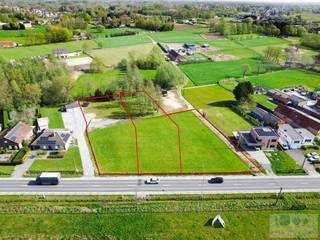 Gunstig gelegen perceel bouwgrond van 1646 m² voor vrijstaande woning te Heist-op-den-Berg.<br /><br /><span>De grond bevindt zich nabij centra met winkels, scholen, plaatselijke horeca en het openbaar vervoer binnen handbereik. Ook geniet u van een vlotte bereikbaarheid met omliggende gemeenten en vlakbij belangrijke invalswegen (N10 – Aarschot -Lier).</span><br /><br />Door de gunstige afmetingen is hier voldoende oppervlakte aanwezig zowel qua bouwvolume als tuin, dit met inbegrip van het achterliggende stukje agrarisch gebied.<br /><br />Mogelijkheid tot het plaatsen van een bijgebouw met een maximale grootte van 40 m². Plaatsing van een carport is tevens toegestaan.<br /><br />Zowel landelijke als moderne bouwconstructie mogelijk! Aanvullend ook complementaire functies, zoals kantoorfunctie, vrij beroep en dienstverlening toegestaan mits respecteren van de voorwaarden. Een absolute buitenkans met unieke zichtbaarheid.<br /><br />Dankzij de ruime bouwvoorschriften dewelke tal van mogelijkheden bieden kan u hier zorgeloos uw droomwoning bouwen.<br /><br />Bouwgrond is vrij van bouwverplichting!<br /><br />Aarzel niet om ons te contacteren voor verdere vrijblijvende informatie, plannen of bouwvoorschriften.<br />Interesse in een GRATIS SCHATTING van uw eigendom? Bel 015/36.35.34<br /> 