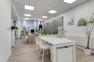 Cette offre se compose de 2 espaces commerciaux loués et de 4 box de garage séparés :La Sint-Michielsstraat 21 a une surface utile d'environ 150 m²...