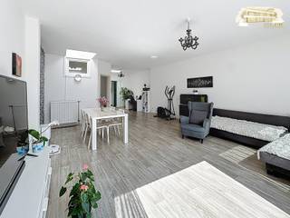 Centraal gelegen gebouw voor gemengd gebruik.
Op de gelijkvloers met dubbele vitrine heb je de handelsruimte van 154 m2 met een grote garage en een aparte ruimte achteraan + 2 toiletten. 
Via een aparte ingang heb je toegang tot de ruime duplex van 145 m2 waarvan op het 1ste verdiep een leefruimte, keuken, badkamer en 1 slaapkamer.
En op het 2de verdiep nog 2 ruime slaapkamers.

Zeer geschikt voor gemengd gebruik of als goede investering en beiden apart te verhuren.  
Meerdere opties mogelijk voor horeca, winkel, traiteur, ... (parking achteraan voor leveringen). 
Vandaag is de handelsruimte verhuurd aan 2500 euro/maand - duplex aan 950 euro/maand. 

Elec arei conform - cv op gas - Epc B voor handelsruimte - Epc E voor duplex 

Zeer centraal gelegen in het bruisend en groene Brasschaat, dichtbij winkels, restaurants, scholen, openbaar vervoer, autosnelwegen, ... kortom interessante investering!
U hebt interesse? Contacteer mij: laila@immodor.be of +32 477/30 85 59.

