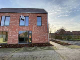 Energiezuinige nieuwbouwwoning met 3 slaapkamers, tuin, tuinberging en 2 autostaanplaatsen. Beschikbaar: onmiddellijk.Ligging: centraal gelegen op...